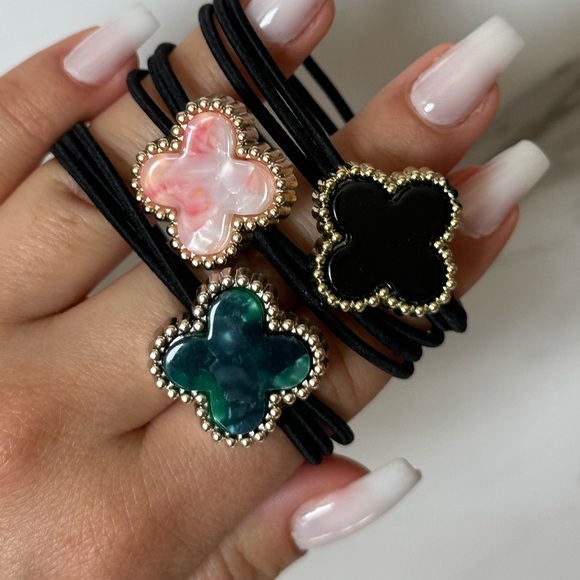 Cute luxury clover mother of Pearl gold hair tie / scrunchie - Picture 3 of 8